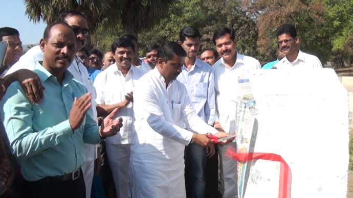 [:en]A footbridge on river between derawali and kolkhe villages constructed through DPDC and rigrous follow up and support of Mla and Raigad district BJP president Shri Prashant Thakur was inaugurated recently. These villages were cut off as the earlier footbridge was washed away by flood water. Mla very seriously raised this issue in the DPDC and secured a grant of rs 20 lakhs for construction of this bridge. As a mark of respect villagers of derawali gathered at he inauguration ceremony to thank and facilitate Mla Shri Prashant Thakur .[:hi]जिल्हा नियोजन मंडळाच्या माध्यमातून आमदार प्रशांत ठाकूर यांच्या पाठपुराव्याने व पुढाकाराने पूर्ण झालेल्या डेरवली- कोळखे नदीवरील साकवाचे उदघाटन करण्यात आले.या नदीला गेल्यावर्षी आलेल्या पुरामुळे येथील साकव वाहून गेला होता . त्यामुळे या गावांचा संपर्क तुटला होता.भाजप जिल्हाध्यक्ष आ. प्रशांत ठाकूर यांनी हा विषय गांभीर्याने घेत जिल्हा नियोजन मंडळांच्या कामात या कामाला प्राधान्याने घेत नवा 20 लाखांचा पूल बांधून दिला आहे. याबाबत अभिनंदन करण्यासाठी व शुभेच्छा देण्यासाठी परिसरातील नागरिकांनी यापुलाच्या उदघाटनावेळी मोठ्या प्रमाणावर गर्दी केली होती. यावेळी डेरवली ग्रामपंचायतीच्या वतीने आमदार प्रशांत ठाकूर यांचा सत्कार करण्यात आला.[:] &raquo; आमदार प्रशांत ठाकूर