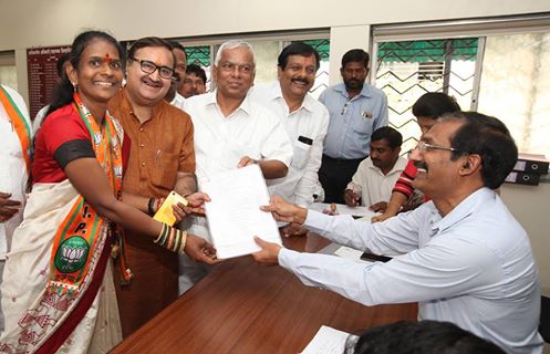 [:en]BJP - RPI coliation candidates filed their nominations for Zilla Parishad and Panchyat Samithi elections with thousand no.of supporters shouting slogans in the auspicious presence of contact min shri prakash mehta and raigad district bjp president shri Prashant Thakur ,loknete Ramsheth Thakur ,bjp state council member sh balasaheb patil,rpi district president shri jagdish gaikwad and other members. The candidates, supporters garlanded the statue of chhatrapati shivaji maharaj.[:hi]रायगड जिल्हा परिषद व पनवेल पंचायत समितीच्या सार्वत्रिक निवडणूकीसाठी पनवेलमध्ये भारतीय जनता पार्टी-आरपीआय युतीने हजारों कार्यकर्त्यांच्या साक्षीने जोरदार शक्तीप्रदर्शन व जयघोष करीत आज उमेदवारी अर्ज दाखल करून जिल्हा परिषद व पंचायत समितीवर झेंडा फडविण्यासाठी सज्ज झाल्याचे दाखवून दिले. रायगड जिल्ह्याचे पालकमंत्री प्रकाश महेता, माजी खासदार लोकनेते रामशेठ ठाकूर, भाजपाचे रायगड जिल्हाध्यक्ष आमदार प्रशांत ठाकूर, भाजपा प्रदेश कार्यकारिणी सदस्य बाळासाहेब पाटील, आरपीआयचे जिल्हाध्यक्ष जगदिश गायकवाड यांच्या प्रमुख उपस्थितीत उमेदवारांनी प्रांत कार्यालयात निवडणूक निर्णय अधिकारी यांच्याकडे आपले अर्ज सादर केले. पनवेल तालुका व शहर भाजपाच्या मध्यवर्ती कार्यालयात महापुरूषांच्या पुतळयास अभिवादन करून उमेदवारांच्या ऱ्यालीला ढोलताशाच्या गजरात व फटाक्यांच्या आतषबाजीत सुरूवात झाली. यावेळी हजारो कार्यकर्त्यांच्या मिरवणूकीने 'भारत माता की जय', 'भारतीय जनता पार्टी आरपीआयचा विजय असो’, ‘जय भवानी जय शिवाजी', 'डॉ. बाबासाहेब आंबेडकर यांचा विजय असो’, ‘लोकनेते रामशेठ ठाकूर आमदार प्रशांत ठाकूर आगे बढो हम तुम्हारे साथ है’, अशा गगनभेदी घोषणा देऊन संपूर्ण पनवेल दणाणून सोडले.[:] 1