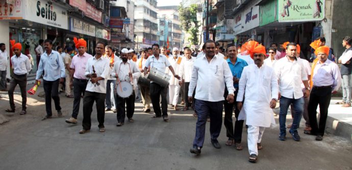 [:en]A big rally on the eve of adorable deity of maharashtra state was arranged in panvel city with thousands people participated chanting slogans and beating drums[:hi]महाराष्ट्राचे आराध्य दैवत छत्रपती श्री शिवाजी महाराज जयंतीनिमित्त पनवेल शहरात भव्य मिरवणुकीचे आयोजन करण्यात आले होते . ढोल ताश्यांच्या गजरात हातात भगवा घेऊन प्रचंड जनतेने मिरवुणकीत सहभाग घेतला होता .[:]