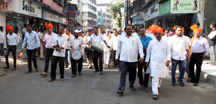 [:en]A big rally on the eve of adorable deity of maharashtra state was arranged in panvel city with thousands people participated chanting slogans and beating drums[:hi]महाराष्ट्राचे आराध्य दैवत छत्रपती श्री शिवाजी महाराज जयंतीनिमित्त पनवेल शहरात भव्य मिरवणुकीचे आयोजन करण्यात आले होते . ढोल ताश्यांच्या गजरात हातात भगवा घेऊन प्रचंड जनतेने मिरवुणकीत सहभाग घेतला होता .[:] 1