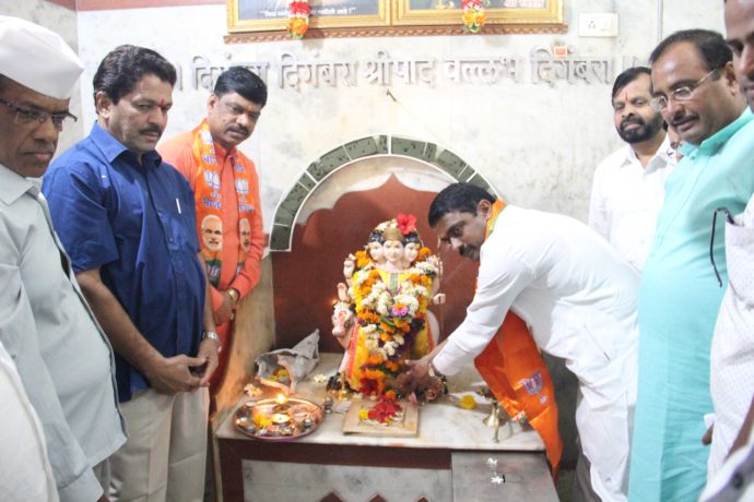 [:en]MLA sh Prashant Thakur while on election promotion tour of khalapur tehsil for bjp,rpi coalition for zilla parishad and panchayat samiti election paid visit to shri guru datta mandir.[:hi]रायगड जिल्हा परिषद व पंचायत समितींच्या सार्वत्रिक निवडणुकीतील भारतीय जनता पार्टी, आरपीआय (आठवले) गट युतीच्या उमेदवारांच्या प्रचारा दरम्यात खालापूर येथील श्री गुरु दत्त मंदिरात जाऊन दर्शन घेतले .[:]