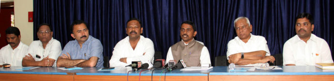 [:en]Raigad district bjp president and mla shri Prashant Thakur anounced in press conference arranged at shribr Ramsheth Thakur samajik vikas manch auditorium panvel the details of visit of hon.chief minister shri Devendra Ji Fadanvis at ulwe tal.panvel on 15 th feb.2017 for election propaganda of bjp rpi coliation candidates for z.p. and p.s.elections [:hi]रायगड जिल्हा परिषद व पंचायत समितींच्या सार्वत्रिक निवडणुकीतील भारतीय जनता पार्टी, आरपीआय (आठवले) युतीच्या उमेदवारांच्या प्रचारार्थ बुधवार दिनांक 15 फेब्रुवारी रोजी दुपारी 02 वाजता राज्याचे कार्यतत्पर मुख्यमंत्री देवेंद्रजी फडणवीस यांची उलवा नोडमध्ये जाहीर सभा होणार असल्याची माहिती भाजपाचे रायगड जिल्हा अध्यक्ष आमदार प्रशांत ठाकूर यांनी पनवेल शहरातील मार्केट यार्ड येथील श्री.रामशेठ ठाकूर सामाजिक विकास मंडळाच्या सभागॄहात आयोजित करण्यात आलेल्या पत्रकार परिषदेत दिली.[:]