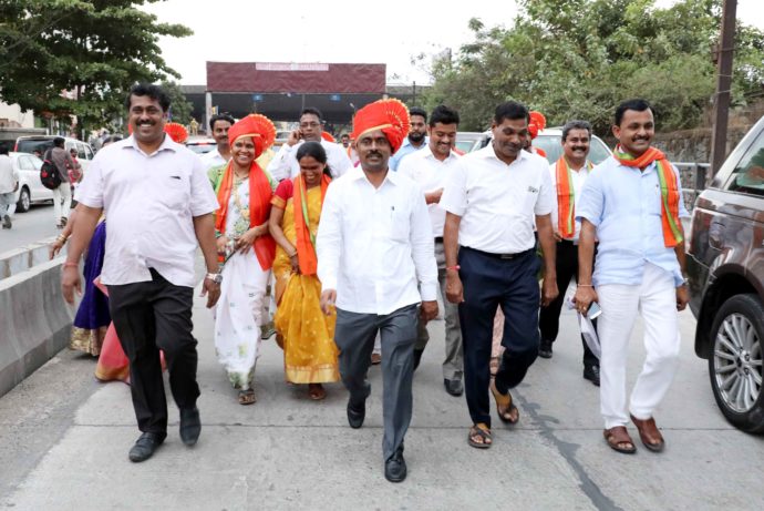 [:en]A meeting of all the newly elected corporators of BJP RPI party just concluded at Market Yard. [:hi]पनवेल महानगरपालिकेच्या निवडणुकीत विक्रमी मतांनी विजय होणारे परेश ठाकूर यांची भाजपा आरपीआय युतीच्यावतीने सर्वानुमते गटनेतेपदी आज निवड करण्यात आली.[:]