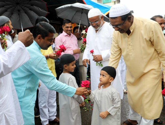 [:en]ON the eve of Ramzan EId, MLA and President Raigad Dist BJP Prashant Thakur along with office bearers and elected Panvel Corporators delivered greetings to Muslim brothers [:hi]भाजपाचे रायगड जिल्हा अध्यक्ष आमदार प्रशांत ठाकूर यांच्यासह भाजपचे पदाधिकारी, कार्यकर्ते व पनवेल महानगरपालिकेच्या नगरसेवकांनी मुस्लिम बांधवांना रमजान ईदच्या शुभेच्छा दिल्या..![:] 1