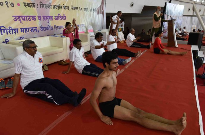 [:en]International Yoga Day was celebrated all over the Country. Big Yoga programme was organised at Cidco Exhibition Centre at sector 30 Washi under the auspicious presence of Min.Shri. Ravindra ji Chavan, Mla shri Prashant Thakur , mrs manda mhatre, Navi Mumbai mayor , no of Doctors. Thousands of residents,CISF Jawans,students were present.[:hi]आज आंतरराष्ट्रीय योग दिन जगभरात साजरा केला गेला. देशातही वेगवेगळ्या ठिकाणी योगचे कार्यक्रम आयोजित करण्यात आले होते. नवी मुंबईतील वाशी सेक्टर ३० मधील ''सिडको प्रदर्शन केंद्र'' येथे भव्य योग कार्यक्रमाचे आयोजन करण्यात आले होते. यावेळी राज्याचे वैद्यकीय शिक्षण राज्यमंत्री ना. रवींद्र चव्हाण, रायगड जिल्हा अध्यक्ष भाजप आमदार प्रशांत ठाकूर,आमदार मंदा म्हात्रे,नवी मुंबई महानगरपालिकेचे महापौर सुधाकर सोनावणे,आयुषचे संचालक कुलदीपराज कोहली,संजय देशमुख,डॉ सावरीकर यांची प्रमुख उपस्थिती लाभली. त्याचबरोबर मुंबई,नवी मुंबई,ठाणे मधील वैद्यकीय विध्यार्थी व डॉक्टर्स,सीआयएसएफचे जवान मोठ्या संख्येने उपस्थित होते. नवी मुंबईमध्ये आयोजित भव्य कार्यक्रमामध्ये प्रथम केंद्र सरकारच्या आयुष विभागाने बनवलेला योगासनाच्या ''कॉमन योग प्रोटोकॉल'' चे सादरीकरण करण्यात आले. त्याचबरोबर समर्थ व्यायाम शाळेचे आंतरराष्ट्रीय दर्जाचे योगपटूनी मल्ल खांबावरील योग प्रदर्शन केले. त्यानंतर प्रत्यक्ष योगाभ्यासास सुरवात झाली. हजारो नागरिकांनी यावेळी योगचे प्रकार उत्साहात करण्यास सुरवात केली. प्रत्येक प्रकारानंतर आनंदाने ओरडून उपस्थित एकमेकांना प्रोत्साहन देत होते. प्रत्येकाच्या चेहऱ्यावर खूप कांही मिळविल्याचा आनंद दिसत होता.यावेळी उपस्थितांना सातत्याने योग करीत राहण्याची शपथ देण्यात आली.[:]