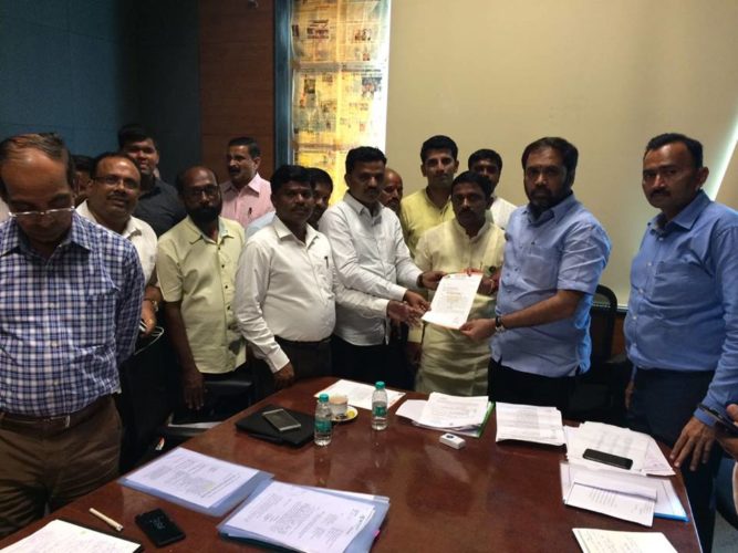 [:en]Allcargo Logistic Ltd. has terminated the services of 131 workers. All these  workers are PAPs were assured jon opportunities at the time of land acquisition and has no other source of income. Hence President Raigad BJP and MLA P.T.alongwith JNPT Trustee Sh.Mahesh Baladi met Hon .Labour Min.Sh.S.Patil Nilangekar and requested him to convene a joint meeting of Allcargo Logistic Ltd. managementa. Hon.Minister agreed directed the concerned officials to call such meeting within 8 days  [:hi]उरणमधील ऑलकार्गो लॉजिस्टिक लिमिटेड या कंपनीमधील १३१ कर्मचाऱ्यांना कपातीचे कारण सांगून कमी करण्यात आले आहे. हे सर्व कर्मचारी प्रकल्पग्रस्त असून त्यांची जमीन संपादित करताना नोकरीचे हमीपत्र देण्यात आले होते. या सर्व कामगारांना उदरनिर्वाहासाठी दुसरे कोणतेही साधन उपलब्ध नाही . त्यामुळे भाजप जिल्हाध्यक्ष आमदार प्रशांत ठाकूर आणि जेएनपीटीचे विश्वस्त महेश बालदी यांनी कामगारमंत्री ना. संभाजी निलंगेकर पाटील यांची भेट घेऊन कामगारांना न्याय मिळवून देण्यासाठी ऑलकार्गो लॉजिस्टिक कंपनी व्यवस्थापनासोबत संयुक्त बैठकीची मागणी बुधवारी केली.हि मागणी तात्काळ मान्य करीत कामगारमंत्री ना. संभाजी निलंगेकर पाटील यांनी ऑलकार्गो लॉजिस्टिक कंपनीचे मालक आणि व्यवस्थापनासोबत येत्या ८ दिवसात बैठक लावण्याचे आदेश संबंधित अधिकाऱ्यांना दिले आहेत. [:] 1