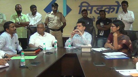 [:en]Under the leadership of Loknete Ramsheth Thakur and MLA Prashant Thakur  PAPs of Gavhan,Jasai, Shelghar,Belpada villages whose lans is being acquired for Uran Belapur Rly line met MD CIDCO at Belapur and demanded to allot 22.5% developed plots. He assured to settle the demand within 15 days after consultation with Hon.C.M.no.2/94. MLA Prashant Thakur expected CIDCO to settle the various issues relating to PAPs about 12.5% developed plots,procedure in distribution of 22.5% plots, acquisition of lands for Belapur Uran railway, formulation of policy for speedy disposal of PAPs demands are discussed in the meeting. MD saheb assured to pursue the matter about giving 12.5% plots to 171 villagers of Gavan as per award no.2/94. [:hi]उरण बेलापूर रेल्वेसाठी गव्हाण,जासई,शेलघर,बेलपाडा येथील भूसंपादन प्रक्रिया पूर्ण करून साडेबावीस टक्के विकसित भूखंड द्या अशी मागणी प्रकल्पग्रस्त शेतकऱ्यांनी सिडकोकडे केली आहे. लोकनेते माजी खासदार रामशेठ ठाकूर,आमदार प्रशांत ठाकूर यांच्यासमवेत शुक्रवारी बेलापूरमधील सिडकोभवन येथे झालेल्या महत्वपूर्ण बैठकीत प्रकल्पग्रस्तांनी हि मागणी केली. सिडकोचे व्यवस्थापकीय संचालक भूषण गगरानी यांनी याबाबत १५ दिवसांचा अवधी मागितला असून मुख्यमंत्र्यांशी चर्चा करून ते याबाबतची भूमिका स्पष्ट करणार आहेत. सिडको नवीमुबई विमानतळाचे काम युद्धपातळीवर करीत असतानाच बेलापूर उरण रेल्वे,प्रकल्पग्रस्तांचे पुनर्वसन अशा विविध विषयांवर काम करीत आहे. प्रकल्पग्रस्तांच्या साडेबारा टक्के भूखंडाबाबत कांही ठिकाणी जटिल समस्या आहेत. नव्या प्रकल्पांमध्ये साडेबावीस टक्के सिडको कश्यापद्धतीने देणार याबाबत सिडकोकडे प्रकल्पग्रस्त विचारणा करीत आहेत. याबाबत शुक्रवारी सिडको कार्यालयात झालेल्या बैठकीत विविध विषयांवर चर्चा झाली. यामध्ये निवाडा २/९४ न्हावे १७१ लोकांना साडेबारा टक्के भूखंड मिळण्यासाठी पाठपुरावा सुरु आहे. याबाबत शासनाकडे पाठपुरावा सुरु असल्याचे यावेळी सांगण्यात आले. बेलापूर उरण रेल्वेसाठी ४५० ते ५०० एकर जागा संपादित करण्याचा विषयसुद्धा चर्चेला गेला. यावेळी आमदार प्रशांत ठाकूर यांनी प्रकल्पग्रस्तांसाठी सोयीस्कर होईल अशी गतिमान यंत्रणा उभी करण्याची अपेक्षा व्यक्त केली.[:]