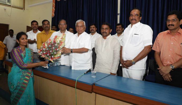 [:en]In a meeting held at RTSVM in the august presence of Loknete Ramsheth Thakur and MLA Prashant Thakur . Dr Kavita Chouthmal  and Mrs Charushila Gharat have been chosen as Candidates for the post of first Mayor and Dy.Mayor of PCMC respectively. Shri . NItin patil , Anil Bhagat & Vijay Chiplekar  have been selected as co opt corporators.[:hi]पनवेल महानगरपालिकेच्या प्रथम महापौर डॉ कविता चौतमोल याच होणार आहेत. शहरातील मार्केट यार्ड मधील श्री रामशेठ ठाकूर सामाजिक विकास मंडळाच्या सभागृहात झालेल्या बैठकीत सर्वानुमते डॉ. कविता चौतमोल यांची निवड करण्यात आली आहे. त्याचबरोबर उपमहापौरपदी माजी नगराध्यक्षा आणि सध्याच्या विद्यमान नगरसेविका चारुशीला घरत यांची निवड करण्यात आली आहे. स्वीकृत नगरसेवक म्हणून नितीन पाटील,अनिल भगत आणि विजय चिपळेकर यांची निवड करण्यात आली आहे. लोकनेते रामशेठ ठाकूर भाजपचे जिल्हाध्यक्ष आमदार प्रशांत ठाकूर यांच्या प्रमुख उपस्थितीत याची घोषणा करण्यात अली[:] 1