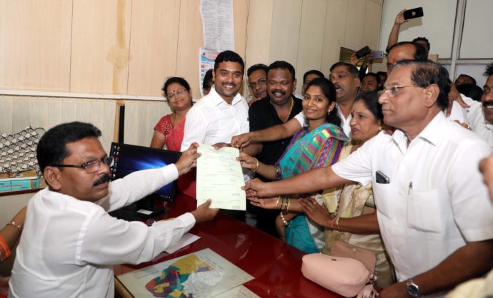 [:en]Dr.Kavita Choutmal and Mrs Charusheela Gharat filed nominations for Mayor and Dy.Mayor respectively. Shri Nitin Patil,Anil Bhagat and Vijay Chiplekar have been elected as co opt members. Gat nete Paresh Thakur, all the newly elected corporators,party workers were present at the time. [:hi]पनवेल महानगरपालिकेच्या प्रथम महापौर डॉ कविता चौतमोल आज दुपारी महानगरपालिकेमध्ये यांनी महापौर पदाच्या निवडणुकीचा अर्ज दाखल केला . त्याचबरोबर उपमहापौरपदी माजी नगराध्यक्षा आणि सध्याच्या विद्यमान नगरसेविका चारुशीला घरत यांनी अर्ज दाखल केला . स्वीकृत नगरसेवक म्हणून नितीन पाटील,अनिल भगत आणि विजय चिपळेकर यांची निवड करण्यात आली आहे. यावेळी भाजप गटनेते परेश ठाकूर आणि पनवेल महानगरपालिका नगरसेवक , पदाधिकारी , कार्यकर्ते , व नागरिक उपस्थित होते .[:]