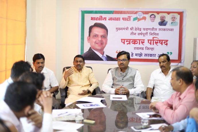[:en]Shri Avadhut Wagh , spokesperson of BJP conducted Press Conference on the Eve of completion of three years of Shri Devendra Fadnavis led BJP Govt in Maharashtra. In the Press Conference arranged in the BJP office Panvel attended by BJP spokesperson shri  Y.T. Deshmukh ,Milind patil,BJP taluka president shri arun bhagat and no.of press reporters.he emphasised that under the leadership of Shri Devendra Fadnavis the govt is doing good job for the benefit of common man and linking common man at grass root level with various schemes . [:hi]३१ ऑक्टोबरला राज्यातील भाजपप्रणीत सरकारने यशस्वी ३ वर्षे पूर्ण केले. त्यासंदर्भात आज पनवेलमध्ये आयोजित करण्यात आलेल्या पत्रकार परिषदेत सरकारच्या कारकिर्दीची माहिती त्यांनी दिली. पनवेल तालुका व शहर भाजपच्या मध्यवर्ती कार्यालयात झालेल्या या परिषदेस भाजपचे पनवेल तालुकाध्यक्ष अरुणशेठ भगत, जिल्हा प्रवक्ते वाय. टी. देशमुख, जिल्हा प्रवक्ते मिलिंद पाटील, ज्येष्ठ कार्यकर्ते शरद कदम यांच्यासह पत्रकार मोठ्या संख्येने उपस्थित होते. सर्वसामान्य माणसाचा सर्वांगिण विकास झाला पाहिजे, यासाठी मुख्यमंत्री देवेंद्र फडणवीस यांच्या नेतृत्वाखाली सरकार चांगल्याप्रकारे काम करीत आहे. प्रत्येक माणसाला आधार देण्याचे काम हे सरकार करीत आहे. विविध यॊजना तळागाळातील माणसापर्यत पोहोचविण्याचे काम होत असून विकासाच्या दृष्टीने फडवणीस सरकार प्रभावीपणे काम करीत आहे.[:]