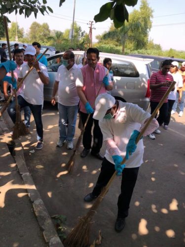 [:en]'' Swachh Bharat Abhiyan '' At Bhumi Tower , Sector 36 , Kamothe [:hi]कामोठे येथील भूमी टॉवरमधील सदस्यांच्या वतीने ५ नोव्हेंबर रोजी स्वच्छता मोहीम राबविण्यात आली. त्या अंतर्गत कामोठे सेक्टर ३६ या विभागात स्वच्छता करण्यात अली. यावेळी आपल्यासह भाजपचे पदाधिकारी आणि परिसरातील रहिवाश्यांनी मोठ्या संख्येने उपस्थित राहून स्वच्छता मोहिमेत सहभाग दाखवला. या मोहिमेमुळे कामोठे परिसर स्वच्छ झाला. [:]