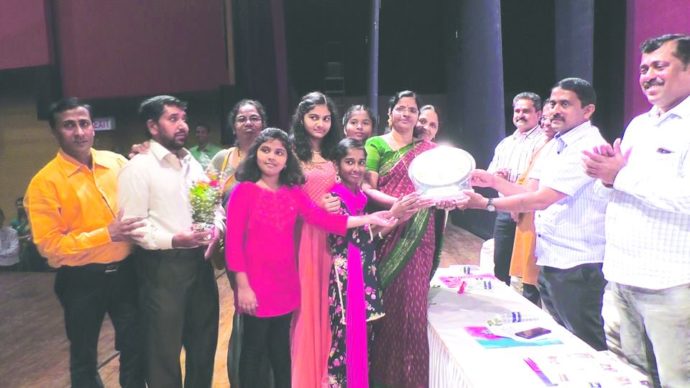 [:en]Prize distribution ceremony of the painting competition jointly organised by BJP and Ramsheth Thakur Samajik Vikas Mnadal, Panvel under the saccha bharat campaign was held at Vasudev Balwant Fadke natyagriha Panvel on 19/11/2017. An appeal was made to the gathering to support the Panvel Municipal Corporation to ban plastic and to classify the garbage with dry and wet garbage.[:hi]स्वच्छ भारत अभियान अंतर्गत भारतीय जनता पक्ष पनवेल आणि श्री. रामशेठ ठाकूर सामाजिक विकास मंडळ यांच्या संयुक्त विद्यमाने मागील महिन्यात चित्रकला स्पर्धा आयोजित करण्यात आली होती. या स्पर्धेचा पारितोषिक वितरण समारंभ रविवारी (१९ नोव्हेंबर) आद्यक्रांतिवीर वासुदेव बळवंत ङ्गडके नाट्यगृहात झाला. पनवेल महापालिकेने घनकचरा वर्गीकरण, तसेच प्लॅस्टिक पिशव्यांवर बंदी असे चांगले निर्णय घेतले आहेत. नागरी सोसायट्यांनी ओला व सुका कचर्‍याचे वर्गीकरण करावे. अशा सोसायट्यांचाच कचरा महापालिकेतर्फे उचलला जाणार आहे. पालिकेचे हे धोरण योग्य असून, नागरिकांनीही या मोहिमेला साथ द्यावी, तसेच प्लॅस्टिक पिशव्यांचा वापर टाळावा, असे आवाहन आम्ही त्यावेळी लोकांना केले.[:]