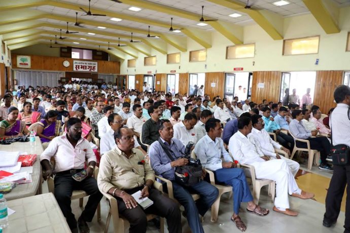 [:en]Uran MLA shri Manohar Bhoir has been honoured to preside over the Aamsabha of Panvel Panchayat samiti held on 16 th Nov.2017 being the representative of the only 4 p.s.blocks. While addressing g the govt.officials of Revenue,cidco,forest,rto,mseb,mjp he appealed to take immediate cognizance of public grievances and address them stone. A review of the complaints and action taken was taken in the meeting [:hi]पनवेल महानगरपालिका अस्तित्वात आल्यामुळे तालुक्यातील चार जिल्हापरिषद गटांची संख्या कमी झाली आहे. उरण विधानसभा मतदार संघात पनवेल तालुक्यातील चार जिल्हापरिषद गट येतात म्हणून पनवेल आमसभेचे अध्यक्षपद आमदार मनोहर भोईर यांच्याकडे आले असून गुरुवारी (दि. १६) पनवेल शहरातील ज्येष्ठ नागरिक संघाच्या सभागृहात आमसभा आ.भोईर यांच्या अध्यक्षतेखाली पार पडली. या आमसभेत आपण व आमदार मनोहर भोईर यांनी, अधिकाऱ्यांना सूचना करताना लोकांच्या तक्रारींना संपर्क, उत्तर व योग्य कार्यवाही करण्याचे आवाहन केले. या सभेत पंचायत समिती, सिडको, वीज वितरण, वन, परिवहन, ग्रामीण रुग्णालय, भूमी अभिलेख, महाराष्ट्र जीवन प्राधिकरण आदी विभागातील समस्या व त्यांचा आढावा घेण्यात आला.[:]