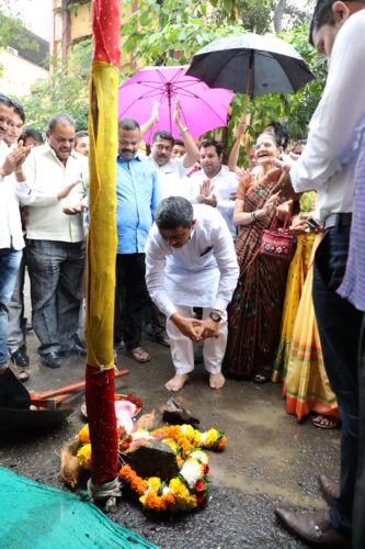 [:en]Good news for the Panvelians as Panvel Municipal Corporation performed foundation ceremony on 5th Dec.of various developmental works such as beautification of Krishnale and Devale talao,parking place,concretisation of Nityanand marg from the grant amounting cores of rupees rec'd from Govt.MLA Shri Prashant Thakur ,mayor,dy mayor,councillors and corporation officers and civilians attended the function.[:hi]पनवेलकरांसाठी एक आनंदाची बातमी.. आपल्या व आपल्या सहयोग्यांच्या प्रयत्नांतून महाराष्ट्र शासनाकडून पनवेलच्या विकासकामांसाठी निधी मंजूर झाला आहे, आणि त्या कामाचा भूमीपूजन सोहळा ५ डिसेंबर २०१७ रोजी पार पडला. या कार्यक्रमास महापौर कविता चौतमाल, उपमहापौर चारुशीला घरत, सभागृह नेते परेश ठाकूर, त्याचप्रमाणे पनवेल महानगरपालिका उपायुक्त, सर्व सभापती, नगरसेवक, कार्यकर्ते व नागरिक मोठया संख्येने उपस्थित होते. पनवेल महापालिकेतर्फे हाती घेण्यात आलेल्या विविध विकासकामांमध्ये १ कोटी, १४ लाख, २० हजार ३८८ रुपये खर्चाचे कृष्णाळे तलाव सुशोभीकरण, अंतिम भूखंड क्रमांक २४७ वर २४ लाख ९९ हजार रुपयांचे वाहनतळ विकसित करणे, १ कोटी १५ लाख ४३ हजार ९० रुपयांचे देवाळे तलाव सुशोभीकरण आणि ५ कोटी १३ लाख ४१ हजार ६९५ रुपये खर्च असलेल्या स्वामी नित्यानंद मार्गाचे कॉंक्रीटीकरण करणे या कामांचा समावेश आहे[:] 1