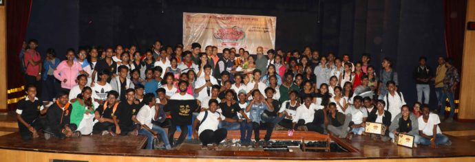 [:en]'Shubhayatra' Ekankika performed by M.D.College,Parel Mumbai won the 4th State level Atal Karandak competition 2017 jointly organised by Janardan Bhagat Shikshan Prasarak Mandal's C.K.T.college and Akhil Bharatiya Marathi Natya Parishad Panvel branch.Numerous Ekankika s from various parts of Maharashtra performed before the audience.Pazar ekankika performed by om sai mala manch vasai won second while Pause of Mumbai, Madam of Ratnagiri and Nirvasit performed by Sydenham Mumbai won 3rd,4th and 5th prize respectively [:hi]मराठी रंगभूमीच्या विकासासाठी सदैव कार्यरत असणारया अखिल भारतीय मराठी नाटय परिषद पनवेल शाखा आणि जनार्दन भगत शिक्षण प्रसारक संस्थेच्या चांगू काना ठाकूर महाविद्यालय यांच्या संयुक्त विद्यमाने संपन्न झालेल्या चौथ्या 'राज्यस्तरीय अटल करंडक २०१७ एकांकीका' स्पेर्धेत परेल एम. डी. महाविद्यालयाच्या 'शुभयात्रा' एकांकिकेने सर्वोत्तम कामगिरी करीत प्रथम पारितोषिक पटकाविले. महाराष्ट्राच्या अनेक भागांतून निवडलेल्या एका पेक्षा एक दर्जेदार एकांकिकाचा अविष्कार नाट्यरसिकांना यावेळी पहायला मिळाला. स्पर्धेत ओम साई कला मंच वसईच्या 'पाझर' एकांकीकेने द्वितीय, कवडसा मुंबईच्या 'पॉज' एकांकिकेने तृतीय, गोगटे जोगळेकर महाविद्यालय रत्नागिरीच्या 'मॅडम' एकांकिकेने चतुर्थ क्रमांक, पाचवे क्रमांक मुबई सीड्नह्याम महाविद्यालयाच्या 'निर्वासित' ने पटकाविले.[:] 1