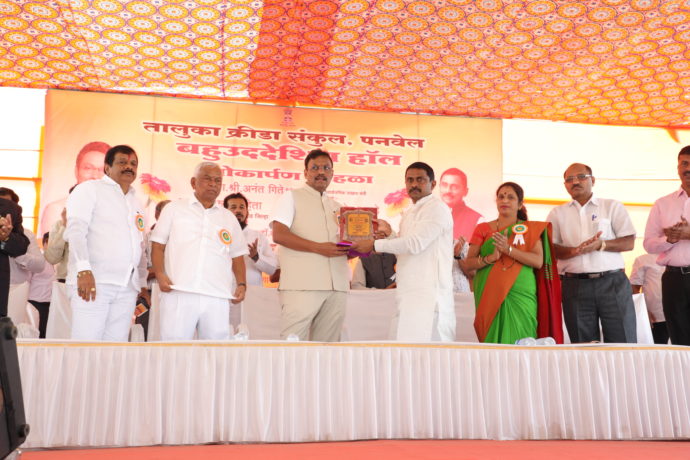 [:en]Hon. Min Shri Vinodji Tawade handed over Panvel Taluka Sports Complex and multi purpose hall in a function at Panvel lwhich was attended by loknete Ram sheth Thakur, BJP working committee member Shri Balasaheb Chavan,Dy Mayor Mrs Charushila Gharat, Corporator Shri Paresh Thakur, Govt. Officers,sports personalities,trainers and people[:hi]पनवेल येथील तालुका क्रीडा संकुल व बहुउद्देशीय हॉलचे लोकार्पण राज्याचे शालेय शिक्षण व क्रीडा मंत्री विनोद तावडे यांच्या हस्ते संपंन्न झाले. या सोहळ्यास माजी खासदार लोकनेते रामशेठ ठाकूर, भाजपचे प्रदेश कार्यकारिणी सदस्य बाळासाहेब पाटील, उपमहापौर चारुशीला घरत, महापालिका सभागृहनेते परेश ठाकूर, क्रीडा विभाग कार्यकारी अधिकारी कविता नाबंदे, तहसीलदार दीपक आकडे, क्रीडा व युवक सेवा उपसंचालक एन. बी. मोटे, जिल्हा क्रीडा अधिकारी महादेव कसगावडे, यांच्यासह लोकप्रतिनिधी, नागरिक, खेळाडू, प्रशिक्षक, अधिकारी उपस्थित होते. [:] 1