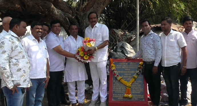 [:en]Shri  Arunsheth Bhagat inaugurated the concretization work of Bhingarwadi village roads undertaken under Local MlA on the Eve of birthday of shri Yogesh Lahane[:hi]आपल्या स्थानिक विकास निधीतून भिंगारवाडी गावात काँक्रीटिकरण करण्यात आले आहे. या काँक्रीटच्या रस्त्याचे उदघाटन भाजपचे तालुकाध्यक्ष अरुणशेठ भगत यांच्या हस्ते आज करण्यात आले. भाजप युवा मोर्चाचे काळुंद्रे विभागीय अध्यक्ष योगेश लहाने यांच्या वाढदिवसाचे औचित्य साधून हा कार्यक्रम आयोजित करण्यात आला होता. यावेळी मान्यवर पदाधिकार्‍यांसह ग्रामस्थ मोठ्या संख्येने उपस्थित होते. या रस्त्याच्या उदघाटन समारंभाला भाजपचे जिल्हा उपाध्यक्ष राजेंद्र पाटील, पळस्पे विभागीय अध्यक्ष अनेश ढवळे, ज्ञानेश्वर पाटील, रवींद्र शिसवे, रघुनाथ ठाकूर, संदेश लहाने आदी उपथित होते. काँक्रिटीकरणामुळे गावकर्‍यांची सोय झाल्याची प्रतिक्रिया व्यक्त होत आहे.[:] 1