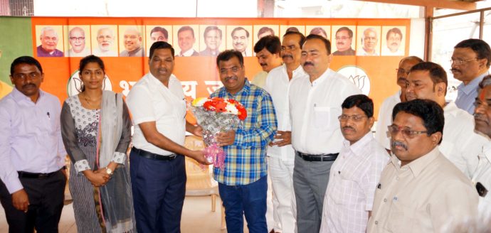 [:en]CM. Devendra Ji Fadanvis has appointed Hon Shri Ravindra Chavan  as Guardian Min. of Raigad Dist today. Hearty Congratulations to Shri Ravindra  Chavan and best wishes for the future.[:hi]रायगड जिल्ह्याचे नवनियुक्त पालकमंत्री रविंद्र चव्हाण यांनी पनवेल तालुका व शहर भाजप कार्यालयास सदिच्छा भेट दिली. यावेळी त्यांनी छत्रपती शिवाजी महाराज यांच्या पुतळ्यास पुष्पहार अर्पून अभिवादन केले. यावेळी महापौर डॉ.कविता चौतमोल, जेएनपीटीचे विश्वस्त महेश बालदी, उपमहापौर चारुशीला घरत, भाजपचे तालुकाध्यक्ष अरुणशेठ भगत, शहर अध्यक्ष जयंत पगडे, महापालिकेचे सभागृहनेते परेश ठाकूर, विविध समितींचे सभापती, नगरसेवक, नगरसेविका, व कार्यकर्त्यानी नामदार रविंद्र चव्हाण यांचे स्वागत करून त्यांना शुभेच्छा दिल्या.[:] 1