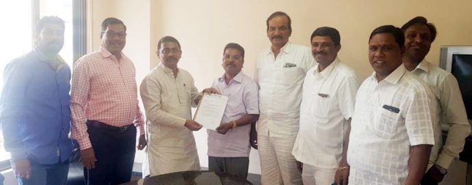 [:en]Bharatiya Janata Party's Panvel Taluka Fisheries Cell has been appointed as the convener of the Uttam Koli of Morave. [:hi]भारतीय जनता पार्टीच्या पनवेल तालुका मच्छीमार सेलच्या पनवेल तालुका संयोजकपदी मोरावे येथील उत्तम कोळी यांची नियुक्ती करण्यात आली आहे. १५ फेब्रुवारी २०१८ रोजी कोळी यांना नियुक्तीपत्र प्रदान करण्यात आले. तालुका व शहर भाजपच्या मध्यवर्ती कार्यालयात झालेल्या या कार्यक्रमावेळी भाजपचे तालुकाध्यक्ष अरुणशेठ भगत, शहर अध्यक्ष जयंत पगडे, विभागीय अध्यक्ष अनेश ढवळे, युवा नेते निलेश म्हात्रे, नामदेव गाताडे, रविंद्र शेळके आदी उपस्थित होते. यावेळी उपस्थितांनी उत्तम कोळी यांचे अभिनंदन करून त्यांना पुढील यशस्वी वाटचालीकरिता शुभेच्छा दिल्या. उत्तम कोळी यांना देण्यात आलेली जबाबदारी ते यशस्वीरित्या पार पाडतील, असा विश्वास आम्हाला आहे आणि तो ते पूर्ण करून दाखवतील.[:] 1