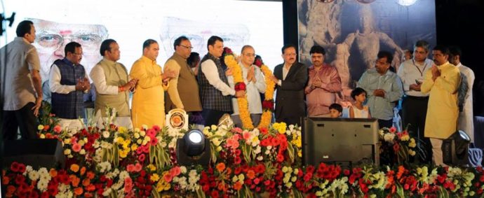 [:en]While dedicating the electrification of historical island Ghara puri to the common public in the august presence of Jyeshta nirupankar Appasaheb Dharmadhikari Hon.C M. Maharashtra hoped that this incident will boost tourism in the State.[:hi]'आताच्या सरकारने सर्वांगिण विकासाचा जो धडाका सुरु केला आहे त्याचाच या ऐतिहासिक बेटावर प्रत्यय दिसतो आहे. यामुळे येथील पर्यटनाला चांगले दिवस येतील आणि हे जागतिक पर्यटन स्थळ अधिक झळाळून निघेल' अशी अपेक्षा मुख्यमंत्री देवेंद्र फडणवीस यांनी घारापुरी येथे व्यक्त केली. उरण तालुक्यातील एलिफंटा बेटावर विद्युतीकरणाचा लोकार्पण सोहळा मुख्यमंत्री देवेंद्र फडणवीस यांच्या अध्यक्षतेखाली व जेष्ठ निरुपणकार पद्मश्री डॉ. आप्पासाहेब धर्माधिकारी यांच्या हस्ते पार पडला. [:]