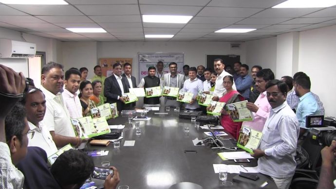 [:en]Panvel Municipal Commissioner Shri Sudhakar Shinde presented Budget for financial year 2018-19 amounting to Es.516 crores before the Standing Committee. [:hi]पनवेल महानगरपालिकेचा २०१८-१९ या आर्थिक वर्षाचा अर्थसंकल्प आयुक्त डॉ. सुधाकर शिंदे यांनी स्थायी समितीसमोर पनवेल महानगरपालिकेच्या सभागृहात सादर केला. सुमारे ५१६ कोटी रुपयांच्या या संकल्पना जमा आणि खर्च याबाबत विविध तरतुदी करण्यात आल्या आहेत.[:]