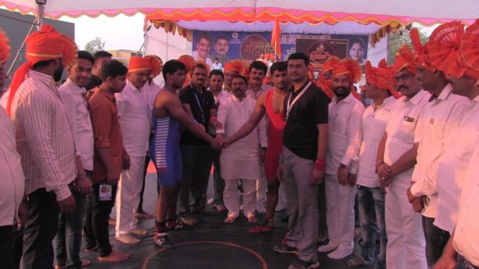 [:en]Panvel Mahapor Chashak a mat wrestling championship was organised on 3rd and 4th March 2018 at Kalamboli's  Chatrapati Shivaji Maharaj stadium. Thousands of wrestling enthusiasts, competitors attended the event in which the winners are awarded with cash and memkirs[:hi]'पनवेल महापौर चषक' मॅटवरील भव्य कुस्ती स्पर्धांचे आयोजन कळंबोलीतील श्री छत्रपती शिवाजी महाराज क्रीडांगणावर ३ आणि ४ मार्च असे दोन दिवस करण्यात आले होते. या स्पर्धांचे उद्घाटनाच्या वेळी मान्यवरांसह पदाधिकारी, स्पर्धक आयोजक आणि कुस्ती रसिक मोठ्या संख्येने उपस्थित होते. विविध गटात होणार्‍या या स्पर्धेतील विजेत्यांना रोख रक्कम आणि सन्मानचिन्ह देऊन गौरविण्यात आले.[:] 1