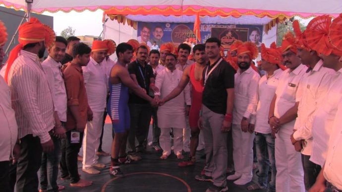 [:en]Panvel Mahapor Chashak a mat wrestling championship was organised on 3rd and 4th March 2018 at Kalamboli's  Chatrapati Shivaji Maharaj stadium. Thousands of wrestling enthusiasts, competitors attended the event in which the winners are awarded with cash and memkirs[:hi]'पनवेल महापौर चषक' मॅटवरील भव्य कुस्ती स्पर्धांचे आयोजन कळंबोलीतील श्री छत्रपती शिवाजी महाराज क्रीडांगणावर ३ आणि ४ मार्च असे दोन दिवस करण्यात आले होते. या स्पर्धांचे उद्घाटनाच्या वेळी मान्यवरांसह पदाधिकारी, स्पर्धक आयोजक आणि कुस्ती रसिक मोठ्या संख्येने उपस्थित होते. विविध गटात होणार्‍या या स्पर्धेतील विजेत्यांना रोख रक्कम आणि सन्मानचिन्ह देऊन गौरविण्यात आले.[:]