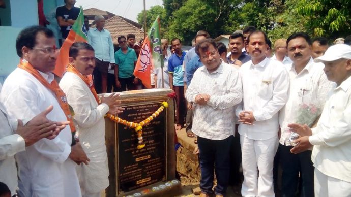 [:en]Hon State Min for Ports,Medical Education,Information Technology and Guardian Min Shri Ravindra Chavan inaugurated various works undertaken under DPDC and Mukhyamantri Gram Sadak Yojana in Tala Teshil.[:hi]राज्याचे बंदरे, वैद्यकीय शिक्षण, माहीती तंत्रज्ञान व अन्न नागरी पुरवठा राज्यमंत्री तथा रायगडचे पालकमंत्री रविंद्र चव्हाण यांच्या हस्ते तळा तालुक्यात मुख्यमंत्री ग्रामसडक योजनेतून मंजुर झालेल्या रस्त्यांचे भुमिपुजन व जिल्हा नियोजन मंडळातुन मंजुर झालेल्या विविध विकासकामांचे भूमिपूजन व उद्घाटन करण्यात आले. देशाचे पंतप्रधान नरेंद्र मोदी आणि राज्याचे मुख्यमंत्री देवेंद्र फडणवीस यांच्या नेतृत्वाखालील सरकारच्या माध्यमातून पारदर्शक कारभारातून लोकहिताच्या अनेक योजना राबविल्या आहेत. जाती-धर्म बाजूला ठेवून भाजपने विकासकामांचा धडाका सुरू केला आहे. यानिमित्ताने सरकारी योजना तळागाळातील घटकापर्यंत पोहोचवा, असा संदेश देतानाच सक्षम भारतासाठी सशक्त भाजप बनवा, असे प्रतिपादन बंदरे, वैद्यकीय शिक्षण, माहिती तंत्रज्ञान व अन्न नागरी पुरवठा राज्यमंत्री तथा रायगडचे पालकमंत्री रवींद्र चव्हाण यांनी केले[:]