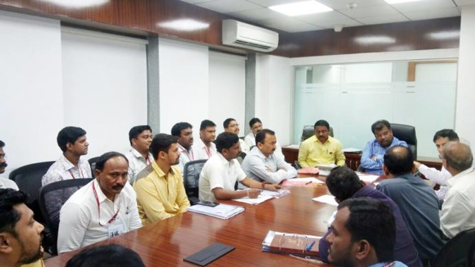 [:en]Hon State Min for Ports,Medical Education,Information Technology and Guardian Min Shri Ravindra Chavan in a meeting held in Mantralaya instructed CIDCO and NMMC to supply sufficient water to villages falling in NAINA area by giving necessary connections.[:hi]नैना क्षेत्रातील पनवेल तालुक्यात असलेल्या सुकापूर, विचुंबे, देवद, आदई, आकुर्ली, नेवाळी या ग्रामपंचायत हद्दीतील गावांना आवश्यक तितके पाणी देण्यात यावे, तसेच नवीन जोडणीचेही काम पूर्ण करावे, असे आदेश बंदरे, वैद्यकीय शिक्षण, माहिती तंत्रज्ञान व अन्न नागरी पुरवठा राज्यमंत्री तथा रायगडचे पालकमंत्री रवींद्र चव्हाण यांनी सिडको आणि नवी मुंबई महानगरपालिकेला दिले. नैना क्षेत्रातील ग्रामपंचायतींतर्गत असणार्‍या गावांना नेमकी किती पाण्याची गरज आहे त्याचा नवी मुंबई महापालिका, सिडको, रायगड जि. प. पाणीपुरवठा विभाग यांच्यामार्फत सर्वप्रथम सर्व्हे करावा आणि त्यानुसार लवकरात लवकर पाणीपुरवठा होण्याच्या दृष्टीने कार्यवाही करावी, त्याचप्रमाणे नवीन जोडणी देण्याचेही काम पूर्ण करावे, असे पालकमंत्री रवींद्र चव्हाण यांनी या वेळी संबंधितांना आदेशित केले.[:] 1