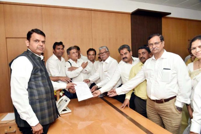 [:en]Hon C.M. assured, the team of Lawyers from Panvel and Karjat who met him in Council Hall that necessary Govt. sanction will be awarded to establish District Court at Panvel.[:hi]पनवेलमध्ये जिल्हा न्यायालयाला मान्यता मिळावी यासाठी पनवेल व कर्जतचे वकिल व आपण मिळून मुख्यमंत्री देवेंद्र फडणवीस यांची विधिमंडळात भेट घेतली. या वेळी वकिलांकडून मुख्यमंत्र्यांना निवेदन देण्यात आलेे. पनवेल येथील जिल्हा न्यायालयाचा प्रश्न लवकरच सोडवण्यात येईल. त्यासाठी आवश्यक असलेली मान्यता देण्यात येईल, असे मुख्यमंत्री देवेंद्र फडणवीस यांनी सांगितले.[:]