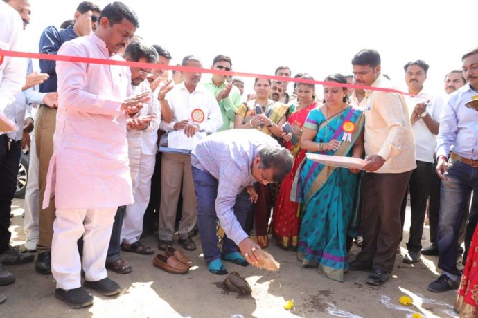 [:en]Guardian Minister Shri Ravindra Chavan inaugurated 'Raigad Krishi Mahotsav 2018' and sell of household articles produced by Mahila Bachat Gat' exhibition at Ground near Khandeshwar  Railway  Station  jointly organised by April.Deptt.,DRDA.Sh R.C. emphasized the need of strengthening the hands of farmers [:hi]कृषी विभाग, कृषी तंत्रज्ञान व्यवस्थापन यंत्रणा आणि जिल्हा ग्रामीण विकास यंत्रणा, रायगड जिल्हा परिषद यांच्या संयुक्त विद्यमाने खांदेश्वर रेल्वे स्थानकाजवळील मैदानावर आयोजित करण्यात आलेल्या 'रायगड कृषी महोत्सव २०१८' व महिला बचत गट उत्पादने विक्री प्रदर्शनाचे उदघाटन ना.चव्हाण यांच्या हस्ते झाले. पाच दिवस चालणाऱ्या या महोत्सवासात भव्य धान्य महोत्सव व भाजीपाला, फळे विक्री दालने, सेंद्रिय शेतकरी गटांची शेतमाल विक्री, कृषी प्रदर्शन, शेतकऱ्यांसाठी उत्पादक ग्राहक परिसंवाद, महिला बचत गट उत्पादने प्रदर्शन व विक्री, कृषी व कृषी संलग्न विभागांच्या शासकीय या योजनांचा तंत्रज्ञान प्रसार, मत्स्यपालन माहिती दालन त्याचबरोबरीने पीकस्पर्धा, आत्मांतर्गत गट पारितोषिक विजेता सन्मान समारंभ, प्रगतिशील शेतकरी प्रतिक्रिया आदी कार्यक्रम होणार आहेत. "शेती व इतर क्षेत्राचा विकास करून त्या विकासाच्या माध्यमातून आपला रायगड जिल्हा स्वयंपूर्ण करायचा असून, त्यासाठी अधिकाऱ्यांनी मिशन मोडवर काम करावे" असे आवाहन ही रायगडचे बंदरे, वैद्यकीय शिक्षण, अन्न व नागरी पुरवठा व ग्राहक संरक्षण मंत्री आणि रायगडचे पालकमंत्री रविंद्र चव्हाण यांनी खांदेश्वर येथे केले.[:]