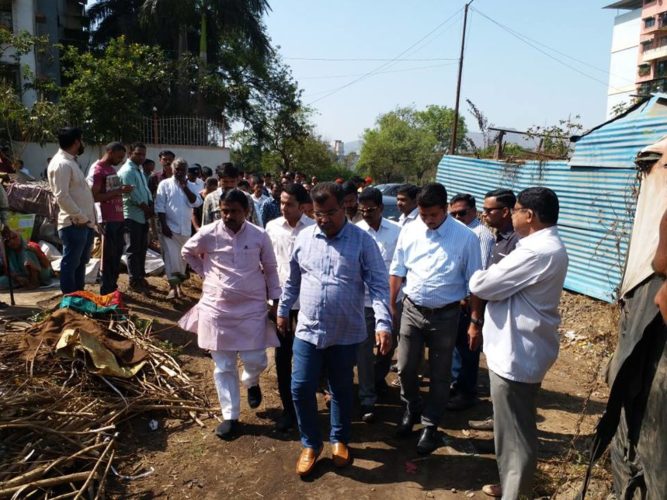 [:en]27 huts retained to ash in fir which took place takka area of Panvel. Guardian Min Shri ravindra Chavan after visiting the spot instructed to carry out panchanamas for granting relief to the victims. [:hi]पनवेल महापालिका हद्दीतील तक्का येथील वैदू झोपडपट्टीला लागलेल्या आगीतील २७ झोपड्या जळून खाक झाल्या. त्यांचे तत्काळ पंचनामे करून पीडित कुटुंबांना तत्काळ मदत देण्याचे आदेश रायगड जिल्ह्याचे पालक मंत्री रविंद्र चव्हाण यांनी तहसिलदार व महापालिका प्रशासनाला दिले.[:]