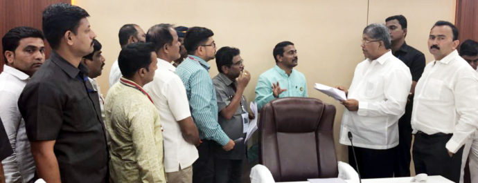 [:en]To redress the grievances and discuss the demands of HOC project affected persons a delegation of Rasayanii Prakalpagrast Shetkari Vikas Samajik Sanstha meet Hon.Revenue Min. Chandrakant Patil  long with Sr BJP leader Shri Mahesh Badli.[:hi]एचओसी प्रकल्पग्रस्त शेतकऱ्यांच्या मागणी संदर्भात राज्याचे महसूल, मदत कार्य व पुनर्वसन मंत्री चंद्रकांत पाटील यांच्यासोबत आपल्या व जेएनपीटीचे विश्वस्त महेश बालदी यांच्या नेतृत्वाखाली शिष्टमंडळाने मंत्रालयात भेट घेतली. या शिष्टमंडळात काशिनाथ कांबळे, सावळे ग्रामपंचायतीचे माजी सरपंच डॉ. अविनाश गाताडे, पांडुरंग गाताडे, सुरेश गाताडे, समीर खाने, दत्तात्रेय खाने, संतोष पाटील, गणपत पाटील आदी रसायनी प्रकल्पग्रस्त शेतकरी विकास सामाजिक संस्थेच्या पदाधिकाऱ्यांचा समावेश होता.[:]