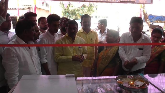[:en]पनवेल तालुक्यातील हरिग्राम- केवाले येथे 'आशिष मेडिकल' सुरु करण्यात आले असून याचे उद्घाटन करण्यात आले. यावेळी मान्यवर मोठ्या संख्येने उपस्थित होते. [:hi]'Ashish Medical' has been started at Harigram-Kewale in Panvel taluka and it has been inaugurated.[:]