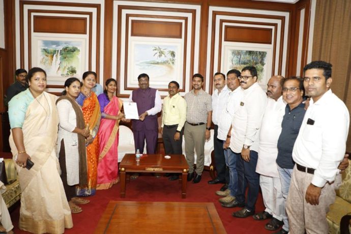 [:en]A team of Municipal Councillors of Panvel met Hon.Ministers Shri  Sudhir Mungantiwar, Girish Mahajan,, Chandrashekhar Bawankule and Babanrao Lonikar to find solutions on the various problems such as water supply, underground cabling of electrical lines,increase the height of Dehrang dam and sought their help.[:hi]पनवेल महानगरपालिकेच्या लोकप्रतिनिधींनी आपल्या नेतृत्वाखाली मुंबई येथे मंत्रीमहोदयांच्या भेटी घेतल्या. या वेळी त्यांनी पनवेल मनपा हद्दीतील विविध समस्या मार्गी लावण्याची मागणी केली. भाजप लोकप्रतिनिधींनी अर्थमंत्री सुधीर मुनगंटीवार, जलसंपदा मंत्री गिरीश महाजन, ऊर्जामंत्री चंद्रशेखर बावनुकळे, तसेच पाणीपुरवठा मंत्री बबनराव लोणीकर यांच्या स्वीय सहाय्यकांची भेट घेतली. पनवेलकर नागरिकांची गरज लक्षात घेऊन नवी मुंबई महापालिकेकडून पनवेल महापालिकेस दैनंदिन २० एमएलडी इतका पाणीपुरवठा पुढील तीन वर्षांकरिता उपलब्ध करून देण्यात यावा, तसेच महापालिकेस कायमस्वरूपी पाणीपुरवठा होण्याकरिता धरणाची उपलब्धता करून देण्यात यावी, अशी मागणी पनवेलच्या महापौर डॉ. कविता चौतमोल यांनी जलसंपदा मंत्री गिरीश महाजन यांच्याकडे पत्राद्वारे केली आहे. [:]