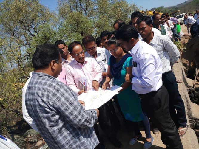 [:en]Guardian Minister Shri Ravindra Chavan inspected the Khar bandhisati works undertaken at the behest of Shri Mahesh Badli at village Piace, Kelwane and Vashani .[:hi]पनवेल तालुक्यातील केळवणे, पुनाडे, वशेनी गावात खारबंदीशीचे काम सुरु आहे. या कामाची पाहणी पालकमंत्री रवींद्र चव्हाण यांनी यांनी केली. या कामाची सुरुवात जेएनपीटीचे विश्वस्त महेश बालदी आणि आपल्या प्रयत्नांमुळे झाली आहे. [:] 1