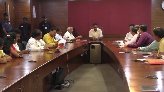 [:en]MMRDA has asked the fishermen for Nhava Sheva-Shivadi sealink project. An important meeting was held in Mumbai along with Sanjay Khandare.[:hi]'न्हावा शेवा-शिवडी सीलिंक' या प्रकल्पातील मच्छीमारांच्या मागण्यांसर्दभात एम.एम.आर.डी.ए. चे संजय खंदारे यांच्यासमवेत मुंबईत महत्त्वपूर्ण बैठक झाली. या बैठकीत प्रकल्पबाधीत अणि विविध पक्षाचे प्रतिनिधी उपस्थित होते. न्हावा शेव्हा-शिवडी सिलींक या प्रकल्पामुळे बाधीत होणार्‍या मच्छीमारांना मोबदला मिळणे, कामामध्ये सामावून घेणे, तसेच त्रुटी असणार्‍यांची पुन्हा कागदपत्रे जमा करुन लवकरात लवकर मोबदला मिळावा या संर्दभात एमएमआरडीएच्या अधिकार्‍यांसोबत या बैठकीचे आयोजन करण्यात आले होते. [:] 1