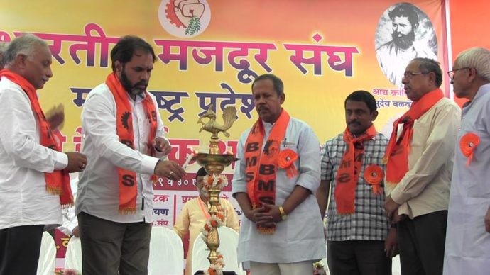 [:en]Hon Labour Min Shri Sambhaji rao Patil Nilangekar while inaugurating two days 22nd triennial Conference of Bharatiya Majdoor Sangh Maharashtra Sangh at CKT Vidyalaya Panvel on Sunday the 29th April said that this Govt has started registration of un organised labours to enable them to avail the benefits.[:hi]"असंघटित कामगारांची नोंद यापूर्वीच्या सरकारने केली नाही. त्यामुळे त्यांना शासकीय लाभ मिळाले नाहीत. पण आता त्यांची नोंद करण्याचे काम सुरू झाले आहे." असे कामगार मंत्री संभाजीराव पाटील-निलंगेकर यांनी भारतीय मजदूर संघ महाराष्ट्र प्रदेशाचे २२ वे त्रैवार्षिक अधिवेशनाचे उद्घाटन प्रसंगी संगितले. भारतीय मजदूर संघ महाराष्ट्र प्रदेशाचे २२ वे त्रैवार्षिक दोन दिवसाचे अधिवेशन नविन पनवेल येथील सिकेटी विद्यालयात सुरू झाले. त्याचे उद्घाटन रविवार २९ एप्रिल रोजी सकाळी १०.३० वाजता मजदूर संघाचे राष्ट्रीय अध्यक्ष सी.के. सज्जिनारायणजी यांचे हस्ते झाले.[:] 1