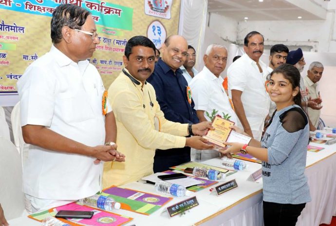 [:en]On the eve of Sixteenth death anniversary of late Changu Kana Thakur, CKT college felicitated meritorious students and teachers at the hands of Loknete Ramsheth Thakur.[:hi]कै. चांगू काना ठाकूर यांच्या सोळाव्या पुण्यतिथी दिनाचे औचित्य साधून सीकेटी विद्यालयाच्या वतीने गुणवंत विद्यार्थी व शिक्षकांचा गुणगौरव समारंभ माजी खासदार लोकनेते रामशेठ ठाकूर यांच्या अध्यक्षतेखाली पार पडला.[:] 1