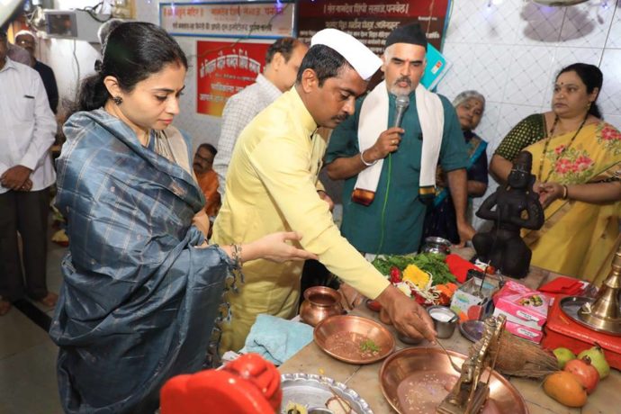 [:en]On the eve of Ashadhi Ekadashi performed Pooja at Shri Vithal Mandir situated in the Panvel Bazar Peth.[:hi]पनवेल मधील विठ्ठलाच्या मंदिरांमध्ये हरिनामाचा गजर करीत आषाढी एकादशी मोठ्या उत्साहात साजरी करण्यात आली. यावेळी पनवेलमधील बाजरपेठे जवळ असलेल्या विठ्ठल रखुमाईच्या मंदिरामध्ये विठ्ठलाची पूजा केली व मनोभावे दर्शन घेतले. [:] 1