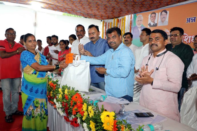 [:en]Guardian Min Shri Ravindra Chavan distributed foodgrains and ration cards to the mangrove affected farmers of Kelvane village of Panvel Tehsil under Govt scheme Food Security[:hi]पनवेल तालुक्यातील केळवणे गावातील खारफुटीने बाधित झालेल्या शेतकऱ्यांना महाराष्ट्र शासनाच्या अन्न सुरक्षा योजनेमार्फत मदत करण्यात आली. त्या पार्शवभूमीवर रायगड जिल्ह्याचे पालकमंत्री मा. श्री रविंद्र चव्हाण जी यांच्या हस्ते नव्याने निवडलेल्या लाभार्थ्यांना धान्य वाटप व शिधापत्रिका वाटप करण्यात आले.[:] 1