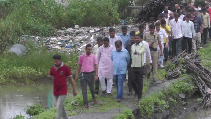 [:en]Guardian Minister shri Ravindra Chavan alongwith CIDCO officials paid visit the rainy water logged Dungi village. He ordered officials to provide immediate help to the villagers and also arrange to rehabilitate the village a safer place.He also assured the villagers that Hon.Chief Minister will personally visit the villagers and see that all the problems will be taken care off.[:hi]पावसानेे घेतलेल्या रुद्रावताराने पनवेल तालुक्यातील डुंगी गावात पाणी साचले आहे. त्यामुळे डुंगी गावातील ग्रामस्थांना अनेक समस्यांना सामोरे जावे लागत आहे. रायगडचे पालकमंत्री रविंद्र चव्हाण आणि सिडकोच्या अधिकार्‍यांसोबत मी डुंगी गावाला भेट देऊन ग्रामस्थांशी संवाद साधला व त्यांच्या समस्या जाणून घेतल्या. यावेळी ग्रामस्थांनी पालकमंत्री आणि आमदारांना डुंगी गावाचे पुर्नवसन लवकरात लवकर करावे असे निवेदन दिले. डुंगी गावाच्या समस्या लवकरात लवकर सोडविल्या जातील असा विश्वास ग्रामस्थांना दिला. यावेळी पालकमंत्री रविंद्र चव्हाण यांनी सांगितले की, येत्या काही दिवसांमध्ये मुख्यमंत्री देवेंद्र फडणवीस यांच्याशी चर्चा करुन डुंगी गावाचा प्रश्न तातडीने सोडविण्यात येईल, तसेच नागरीकांच्या दृष्टीने सोइस्कर असा मार्ग काढण्याचा नक्कीच प्रयत्न करु.[:] 1