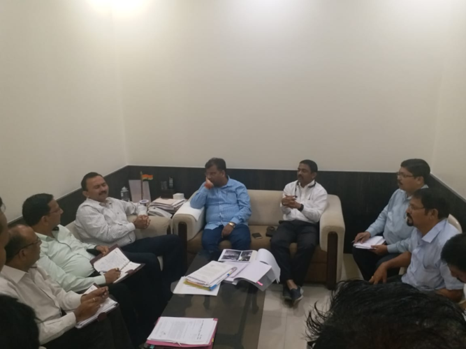 [:en]Guardian Min. Raigad Dist Shri Ravindra Chavan convened meeting of CIDCO officials in his chamber about Navi Mumbai Airport affected Dungi village. He asked CIDCO officials to take steps of permanent resettlement of Dungi village on receipt of report from Central Water and Power Research.[:hi]डुंगी ग्रामस्थांच्या पुनवर्सनासंदर्भात रायगडचे पालकमंत्री मा. ना. श्री रविंद्र चव्हाण यांच्या दालनात बैठक झाली. नवी मुंबई आंतरराष्ट्रीय विमानतळबाधित डुंगी गावाचे सिडकोने सध्या तात्पुरत्या स्वरूपात पुनर्वसन करावे, तसेच यासंदर्भात सेंट्रल वॉटर अ‍ॅण्ड पॉवर रिसर्च सेंटर (सीडब्ल्यूपीआरएस) यांच्याकडून अहवाल आल्यानंतर डुंगी ग्रामस्थांच्या कायमस्वरूपी पुनवर्सनासंबंधी निर्णय घ्यावा, असे निर्देश रायगडचे पालकमंत्री मा. ना. श्री रविंद्र चव्हाण यांनी सिडकोला दिले.[:] 1
