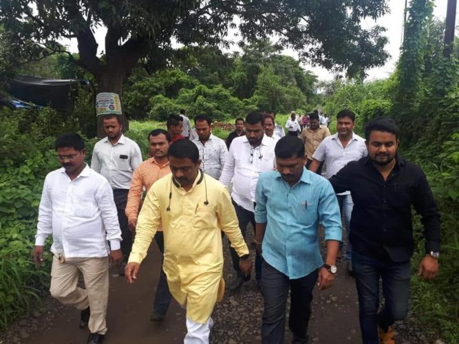 [:en]MLA and President Raigad Dist BJP alongwith officials of MMRDA visited and inspected on Wednesday, the problems of drainage and road connectivity in Vichumbe and Devgad villages situated along Mumbai Pune Expressway . ZP member Amit Jadhav and villagers of both the villages were present.[:hi]मुंबई-पुणे महामार्गाला लागून असलेल्या पनवेल तालुक्यातील विचुंबे आणि देवद या गावांना जोडण्यासाठी रस्ते आहेत. या रस्त्यांची तसेच तेथील ड्रेनेज आणि इतर समस्यांची पाहणी भाजपचे जिल्हाध्यक्ष आमदार प्रशांत ठाकूर यांनी बुधवारी केली. या वेळी एमएमआरडीएचे अधिकारी आणि स्थानिक कार्यकर्ते उपस्थित होते. या पाहणी दौर्‍यात अधिकार्‍यांना येथील विविध समस्यांची माहिती देण्यात आली. या वेळी जिल्हा परिषद सदस्य अमीत जाधव, विचूंबे ग्रामपंचायतीचे सदस्य प्रमोद भिंगारकर, किशोर सुरते, भाजपचे सुकापूर अध्यक्ष राजेश पाटील, हरिचंद्र वाघमारे, देवद उपसरपंच विनोद वाघमारे, अध्यक्ष जगदीश वाघमारे, सरचिटणीस सचिन वाघमारे, दिनेश वाघमारे, संजय वाघमारे, कैलास वाघमारे, जगदीश वाघमारे, डी.के.भोईर, संजित भिंगारकर यांच्यासह पदाधीकारी, कार्यकर्ते आणि मान्यवर उपस्थित होते.[:] 1