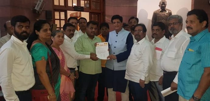 [:en]Pen BJP party workers under the leadership of Guardian Minister Shri Ravindra Chavan meet Hon Railway Minister Shri Piyush Goyal in connection with solving of basic Railway problems being faced by Raigad district and Panvel and presented him a representation.[:hi]पनवेलसह रायगड जिल्ह्याला भेडसावणार्‍या रेल्वेच्या मूलभूत समस्या तातडीने सोडविल्या जाव्यात, अशी आग्रही मागणी पालकमंत्री रवींद्र चव्हाण यांच्या नेतृत्वाखालील रायगड जिल्हा भाजपच्या शिष्टमंडळाने केंद्रीय रेल्वेमंत्री पीयूष गोयल यांच्याकडे नवी दिल्ली येथे केली आहे. पालकमंत्री रवींद्र चव्हाण यांच्या नेतृत्वाखाली मी रायगड भाजपच्या पदाधिकार्‍यांसह रेल्वेमंत्री श्री पीयूष गोयल यांची भेट घेऊन रेल्वेसंदर्भातील समस्यांसंदर्भात चर्चा करून आपल्या मागण्यांचे निवेदन सादर केले. गोयल यांना सादर करण्यात आलेल्या निवेदनात असे नमूद करण्यात आले आहे की, कोकण रेल्वेच्या दक्षिणेकडे जाणार्‍या लांबपल्ल्याच्या गाड्या पेण व रोहा रेल्वेस्थानकांमध्ये थांबाव्यात व तेेथे या सर्व गाड्यांना आरक्षण कोटासुद्घा उपलब्ध व्हावा, दिवा-रोहा रेल्वेला 12 डब्यांऐवजी 15 डबे असावेत व दिवा-रोहा रेल्वेची 1 फेरी वाढवावी, असे शिष्टमंडळाने रेल्वेमंत्र्यांना विनंतीपूर्वक सांगितले. पेण रेल्वेस्थानकातून रिटर्न तिकीट मिळण्याची सोय उपलब्ध व्हावी, याकरिता तातडीने कार्यवाही करावी, अशी मागणी कार्यकर्त्यांनी केल्यावर रेल्वेमंत्री गोयल यांनी या मागण्या लवकरात लवकर पूर्ण करण्याच्या सूचना संबंधित विभागाला दिल्या आहेत. रोहा रेल्वेस्थानकाबाहेर दोन्ही बाजूस रेल्वे फाटक आहे. हे बंद करून 50 टक्के राज्य सरकारचा सहभाग व 50 टक्के केंद्राचा सहभाग या तत्त्वावर दोन्ही रेल्वेवरील उड्डाणपूल बांधण्याकरिता राज्य सरकारने प्रस्ताव सादर करावा, असे मंत्री महोदयांनी सांगितले. रोहा रेल्वेस्थानकात सर्व रेल्वेगाड्या तांत्रिक पूर्ततेकरिता थांबतात. त्याऐवजी सर्व गाड्यांना रोहा हा अधिकृत थांबा घोषित व्हावा, याकरीता विभागीय रेल्वे व्यवस्थापक यांना शक्यता तपासणीच्या सूचना दिल्या आहेत, तसेच पनवेल स्टेशनवर अत्याधुनिक सुविधा पुरविल्या जाव्यात, कोकण रेल्वे मार्गावर लांबपल्ल्यांच्या सर्वच रेल्वे गाड्यांना थांबा मिळावा, हार्बर लाईन्सवर जादा गाड्या सोडाव्यात आदी मागण्यांचाही यात समावेश करण्यात आलेला आहे. या समस्या सोडविण्यासाठी आपण आणि पनवेल प्रवासी संघाने सातत्याने पाठपुरावा करीत असतो, असेही या निवेदनात नमूद करण्यात आलेले आहे.[:] 1