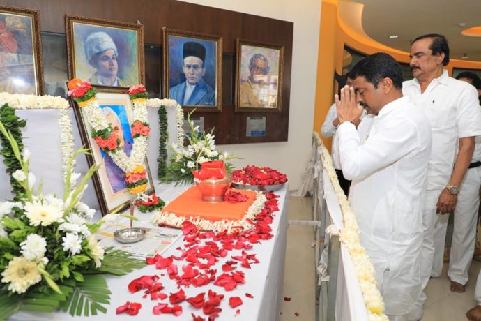 [:en]Paid tributes to the urn carrying ashes of late Prime Minister Shri Atal Bhari Vajpayee. It was a memorable incidence [:hi]माजी पंतप्रधान स्व. अटल बिहारी वाजपेयीजी यांच्या अस्थी कलश पूजनाचे भाग्य लाभले. यावेळी अटलजींच्या पावन अस्थी कलशाला नमस्कार करून श्रद्धांजली अर्पण केली..[:] 1