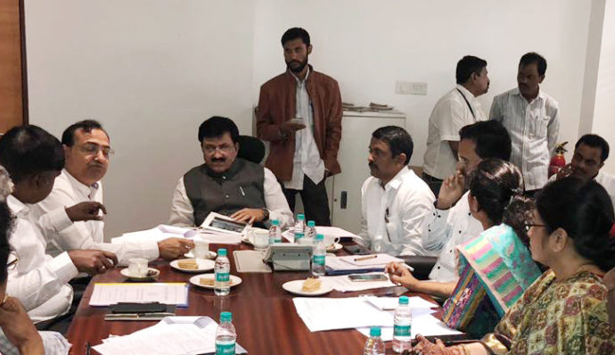 [:en]Water Resource Minister Hon Shri Babanrao Lonikar in a meeting conducted in Mantralaya, directed the implementing agencies to supply sufficient and timely drinking water to the residents of Panvel Municipal Corporation[:hi]पनवेल महानगरपालिकेच्या हद्दीतील पाणीपुरवठा सुरळीत करण्याबाबत मंत्रालयात बैठक आयोजित करण्यात आली होती. यावेळी पनवेल महानगरपालिकेच्या हद्दीतील नागरिकांना वेळेत व पुरेसा पाणीपुरवठा होण्यासाठी महानगरपालिकेच्या हद्दीतील पाणीपुरवठा योजनांच्या कामाला गती देण्याचे निर्देश पाणीपुरवठा व स्वच्छतामंत्री श्री बबनराव लोणीकर यांनी येथे दिले. [:] 1