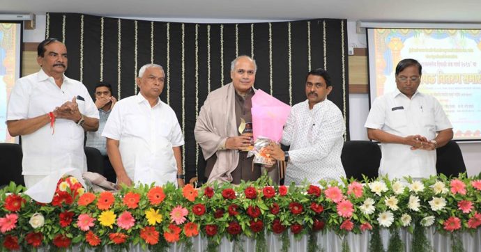 [:en]Diwali magazines are like festival of Marathi literature and it is very old tradition to publish the same during every Diwali festival.With a view to produce and promote qualitative Diwali magazines, Ramsheth Thakur Samajik Vikas Mandal and Mumbai Marathi Patrakar Sangh jointly organised 17th State level competition of Diwali Magazines.In a function arranged at Khanda colony Navin Panvel today, the winning competitors were awarded prizes.[:hi]दिवाळी अंक म्हणजे मराठी साहित्याचा उत्सव. ऐन दिवाळी आपण हा साहित्याचा उत्सव मोठ्या आनंदाने साजरा करतो. दिवाळी अंकांच्या निमित्ताने महाराष्ट्रात दर्जेदार दिवाळी अंकांची निर्मिती व्हावी यासाठी श्री रामशेठ ठाकूर सामाजिक विकास मंडळ आणि मुंबई मराठी पत्रकार संघ यांच्या संयुक्त विद्यमाने घेण्यात आलेल्या १७व्या राज्यस्तरीय दिवाळी अंक स्पर्धेचा पारितोषिक वितरण समारंभ आज नवीन पनवेल येथील खांदा कॉलनी येथे संपन्न झाला. या वेळी विजेत्या स्पर्धकांना मान्यवरांच्या हस्ते पारितोषिके देण्यात आली. विजेत्या सर्व स्पर्धकांचे हार्दिक अभिनंदन..![:] 1