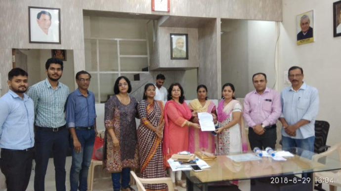 [:en]During interview 50 persons have been awarded on the spot jobs through Malhar Rojgar in the newly commenced Reliance Retail Mart at Kharghar. 50 persons out of 126 interviewed have been selected in the Recruitment campaign arranged at BJP Kharghar office by Malhar Rojgar.[:hi]खारघर येथे निर्माण होत असलेल्या नवीन रिलायन्स रिटेल मार्टमध्ये मल्हार रोजगारच्या माध्यमातून नोकरीसाठी घेण्यात आलेल्या मुलाखतीमध्ये ५० जणांना ऑन दि स्पॉट नोकरीची संधी मिळाली आहे. मल्हार रोजगाराच्या संयोजनाखाली झालेल्या रोजगार उपक्रमांतर्गत खारघर भारतीय जनता पार्टीच्या कार्यालयात १२६ जणांनी मुलाखती दिल्या. त्यामधून ५० जणांची निवड रिलायन्स रिटेलसाठी करण्यात आली. त्यांना ताबडतोब नोकरीचे पत्र देण्याबरोबरच बँकेचे खातेही उपलब्ध करून देण्यात आले.[:] 1