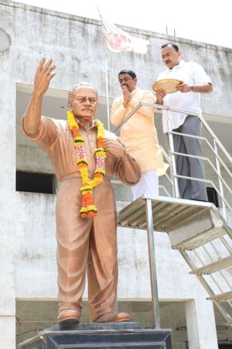 [:en]BJP led Govt has,in a bid to give justice to the great work done by late Shri D B Patil and the agitators and martyrs of CIDCO affected people, chosen me to shoulder the responsibility of appointing me as Chairman of CIDCO. I will try my level best to serve the people for getting their due rights and fulfil the wishes of late Shri D.B.Patil who fought for the rights of the people of this land.[:hi]"सिडकोचे नवनिर्वाचित अध्यक्ष म्हणून आज जो माझा सन्मान हुतात्म्यांच्या पावन भूमीत होत आहे, तो सन्मान माझा नसून प्रकल्पग्रस्तांच्या न्याय्य हक्कांसाठी लढणारे लोकनेते दि. बा. पाटील यांचा व त्यांच्या जन्मभूमीतील, कर्मभूमीतील हौतात्म्य पत्करलेल्या हुतात्म्यांच्या बलिदानांचा भाजप सरकारने केलेला सन्मान आहे. सिडकोबाधित प्रकल्पग्रस्तांना न्याय मिळवून देण्यासाठी लढवय्ये नेते दि. बा. पाटील यांनी जे आंदोलन सुरू केले आणि या आंदोलनात सहभागी झालेल्यांना हौतात्म्य पत्करावे लागले, त्या प्रकल्पग्रस्तांना त्यांचा हक्क मिळवून देण्यासाठी आज भाजप सरकारने माझ्यावर सिडकोच्या अध्यक्षपदाची जबाबदारी सोपवली आहे. भाजप सरकारच्या विश्वासाला तडा जाऊ न देता लोकनेते दि. बा. पाटील यांचे अपूर्ण राहिलेले स्वप्न पूर्ण करण्याचे काम आणि प्रकल्पग्रस्तांची सेवा मी हुतात्म्यांच्या पावन भूमीतून आज सुरू करीत आहे."...[:] 1